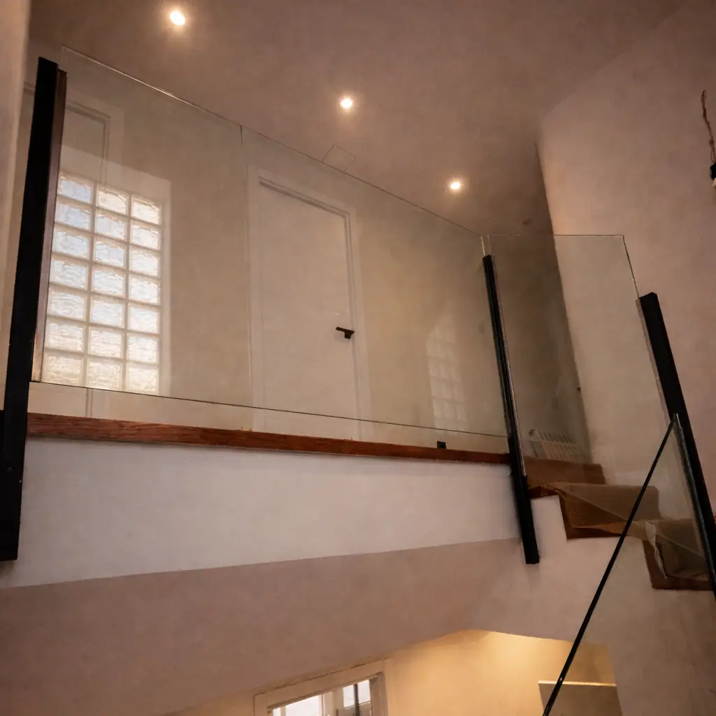 Barandilla de vidrio en un altillo interior