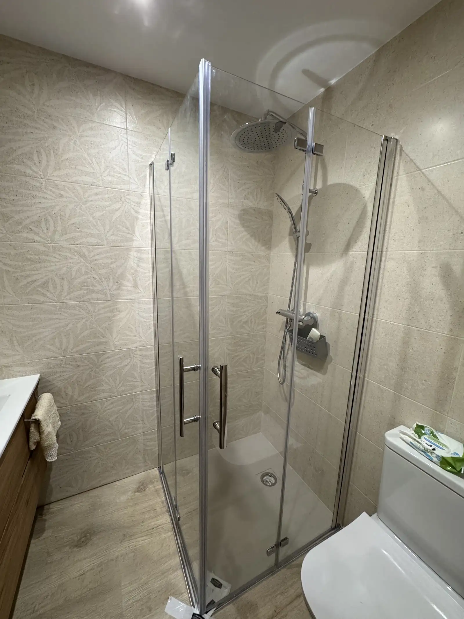 Mampara de ducha con puertas abatibles de vidrio