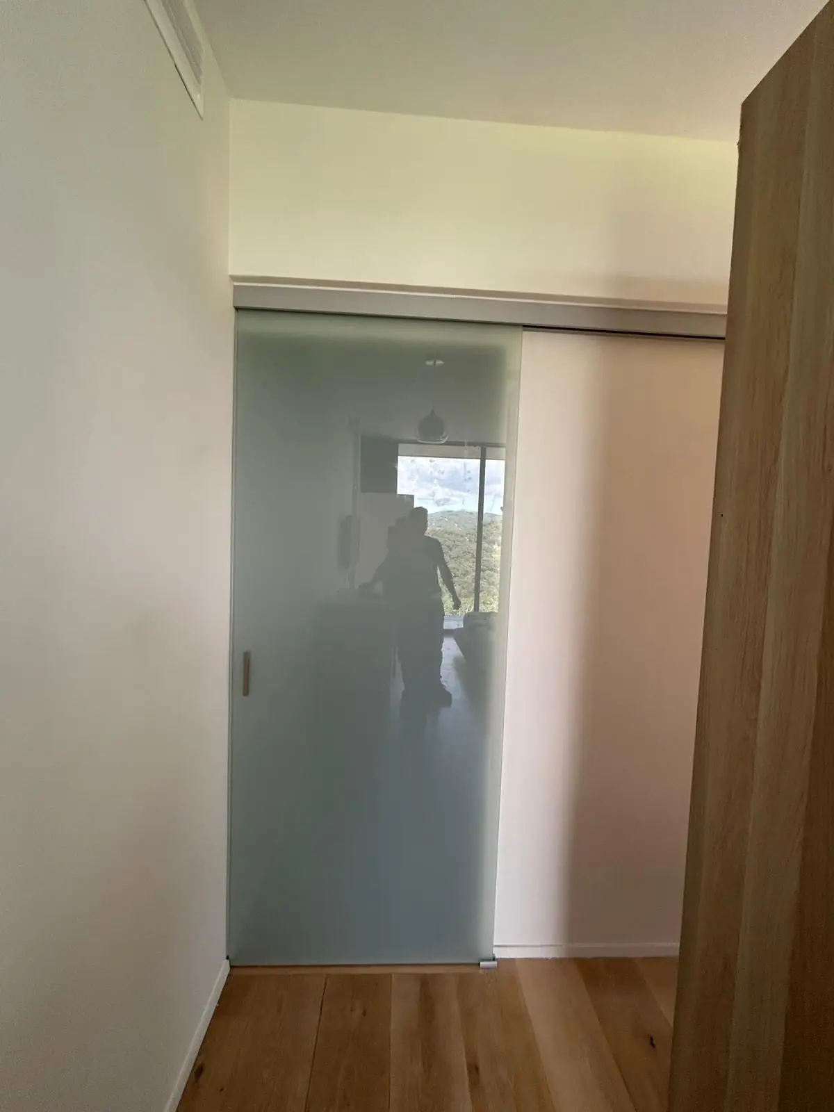 Puerta corredera de vidrio translúcido en un pasillo