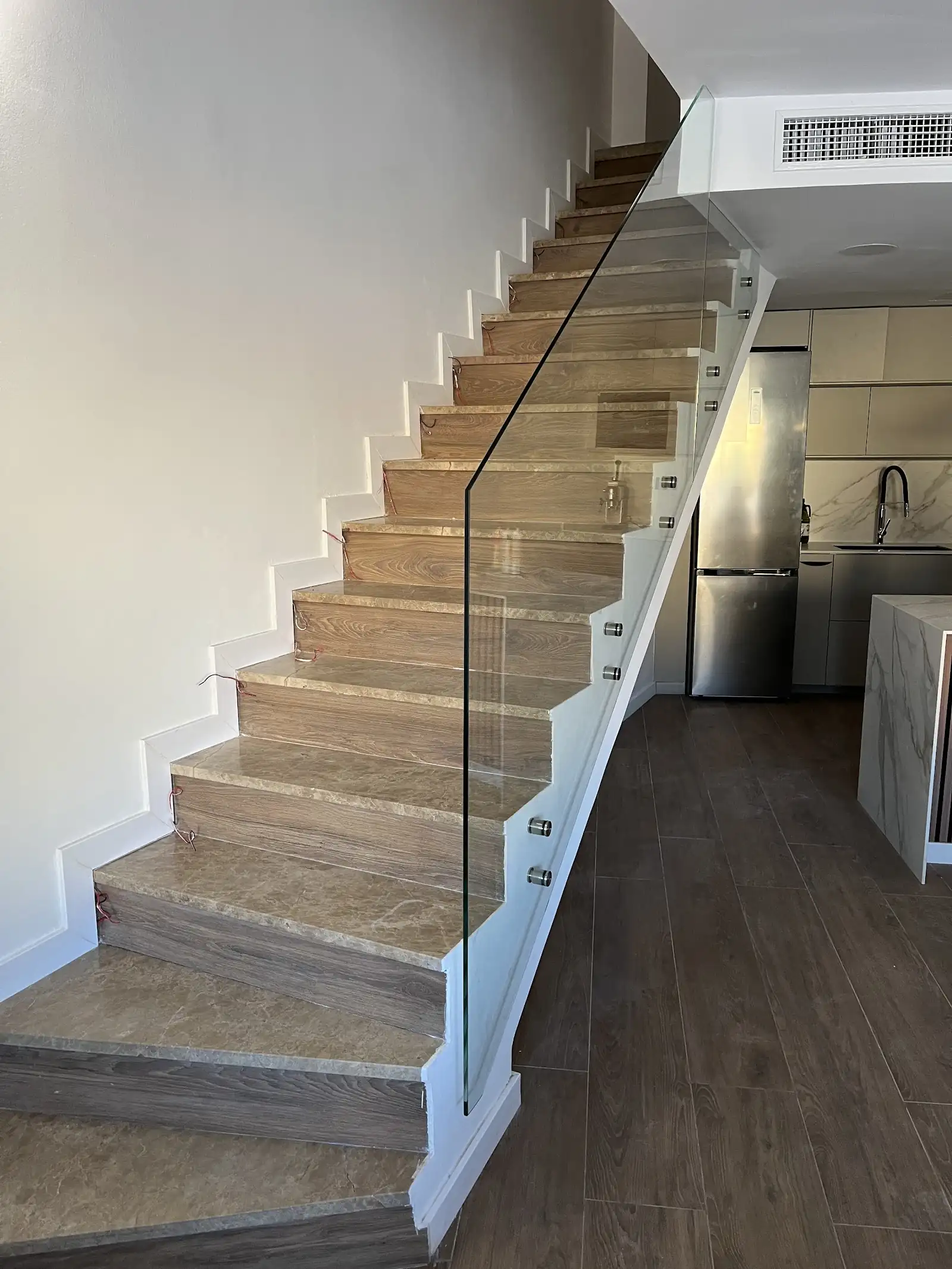 Barandilla de vidrio en la escalera de una vivienda