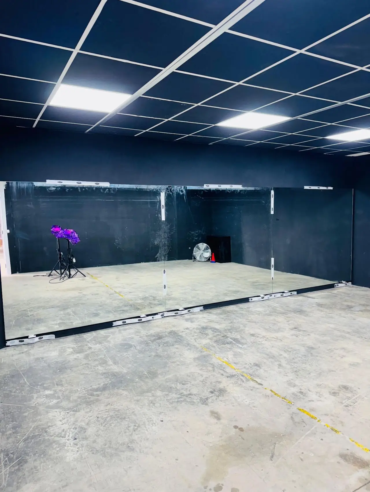 Pared de espejos en una sala de entrenamiento